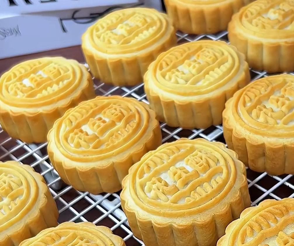 Coconut Cranberry Mooncake